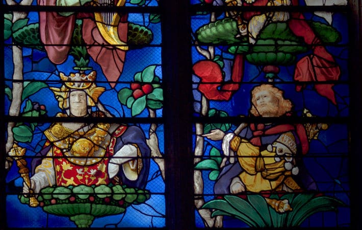 Ici, c'est un extrait de l'arbre de Jessé de l'église Saint-Étienne. Un des vitraux les plus réputés de cette époque.