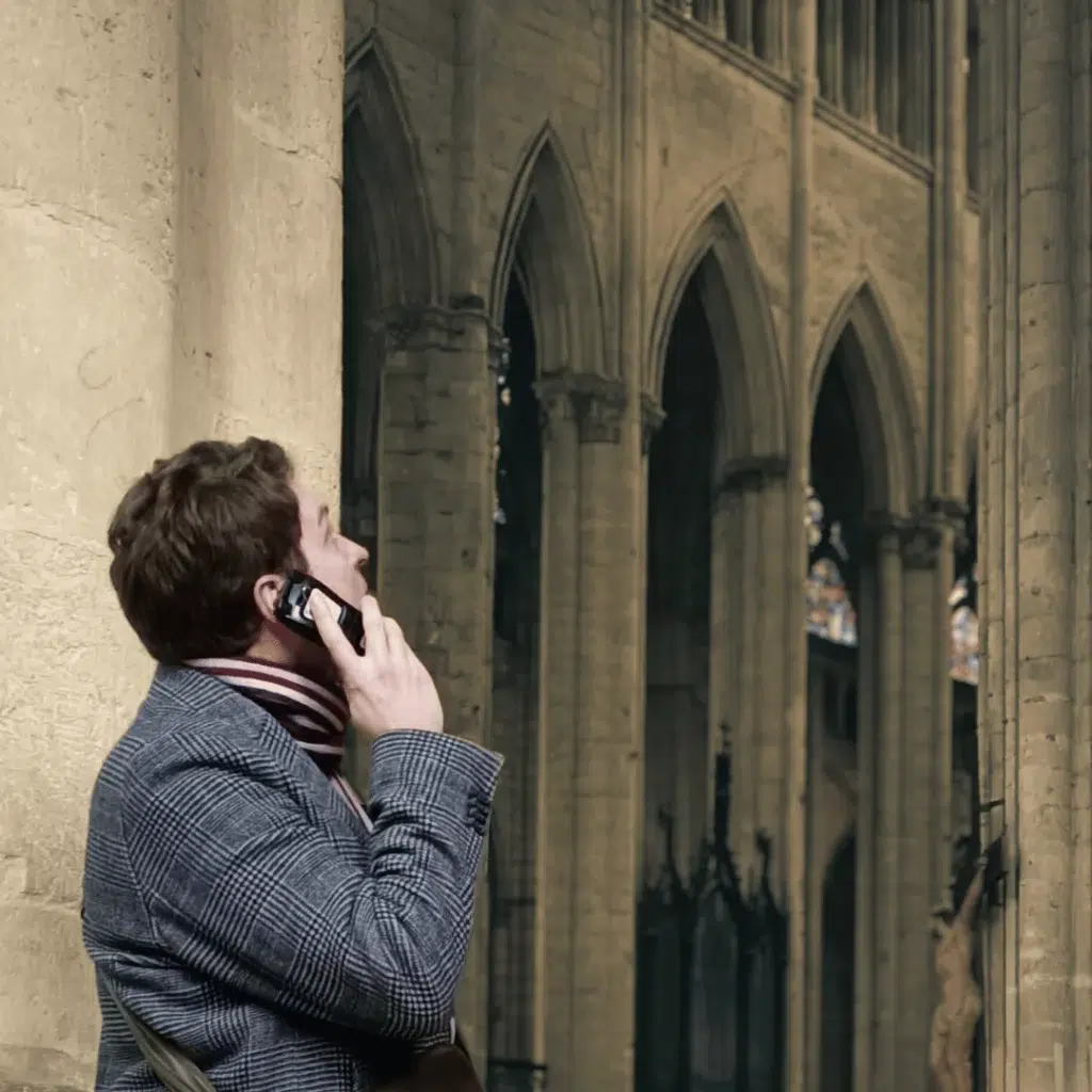 visiteur de la cathédrale de Beauvais équipé d'un audio-guide
