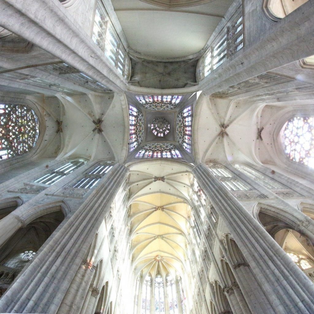 vue artistique de l'intérieur de la tour lanterne de la cathédrale de beauvais, quand la flèche était en place.