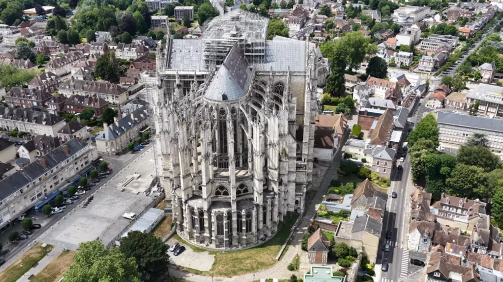 Vue aérienne du chevet de la cathédrale Saint-Pierre de Beauvais