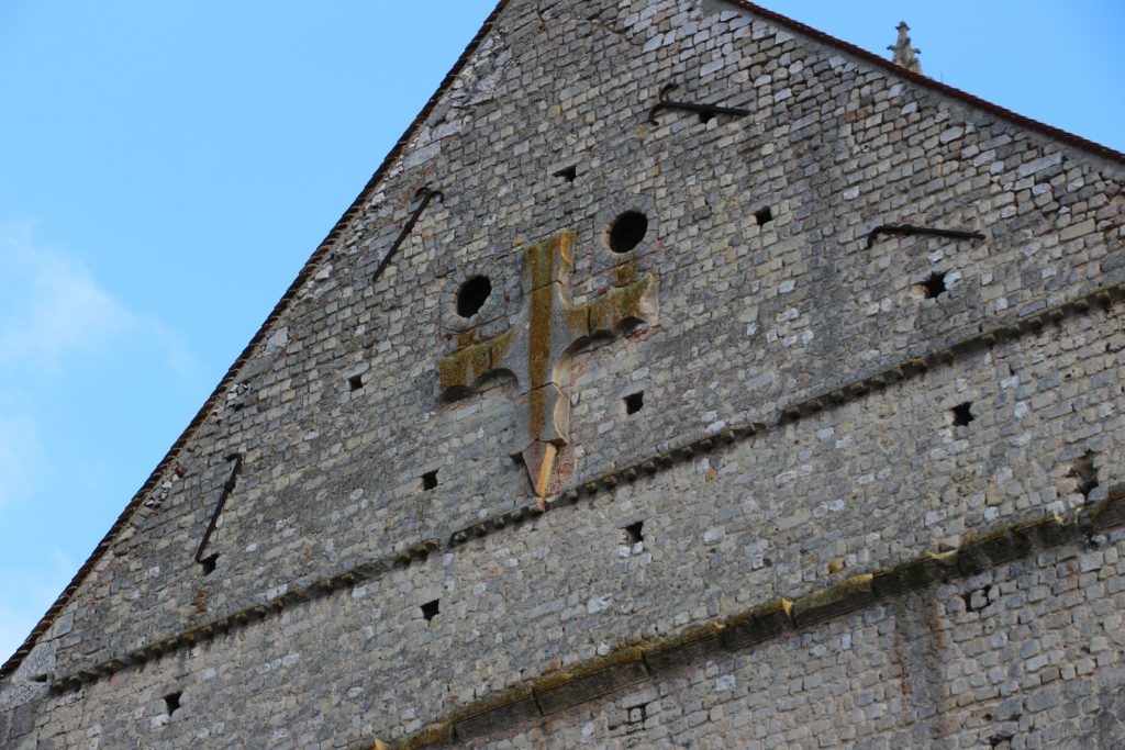détails de la façade de la basse-oeuvre