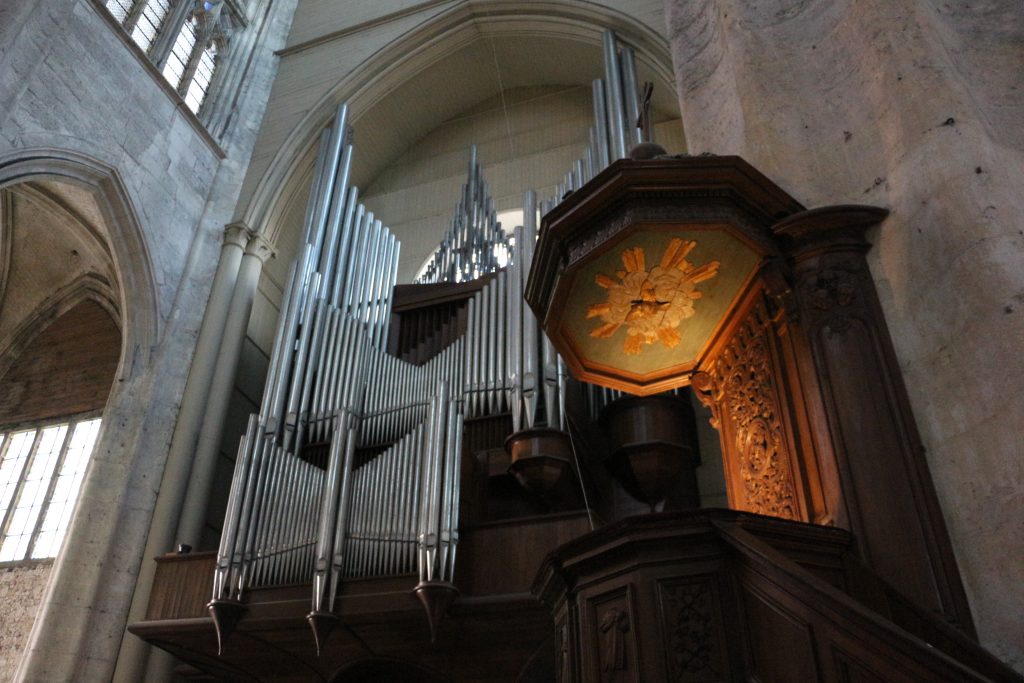 grandes orgues et chaire de la cathédrale de Beauvais