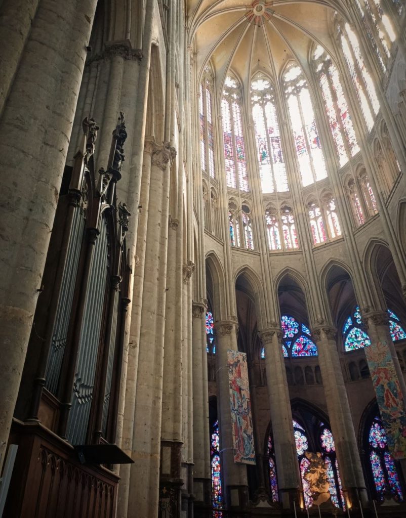 Vue de l'orgue de choeur en premier plan
