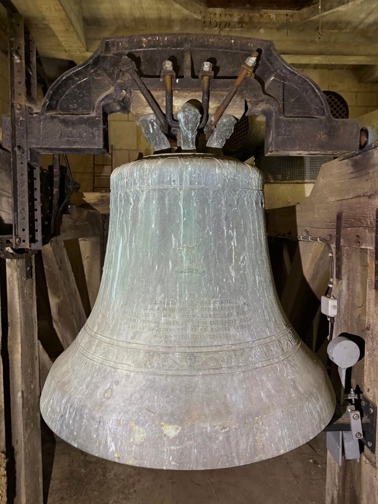 La cloche Berthe-Marie-Marguerite, suspendue dans le clocher de Saint-Étienne.