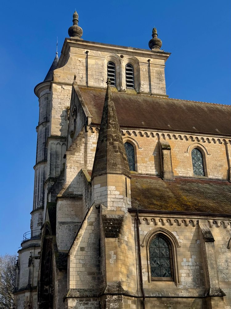 Le clocher de l’église Saint-Étienne de Beauvais et une partie de son architecture extérieure.