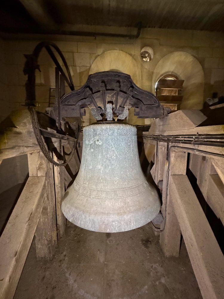 La cloche Julia-Alfreda, suspendue dans le clocher de Saint-Étienne.